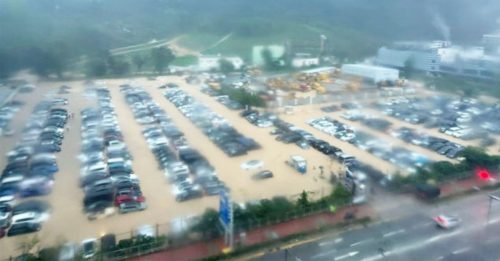 香港红色暴雨警告 马路变河流 汽车泡水中