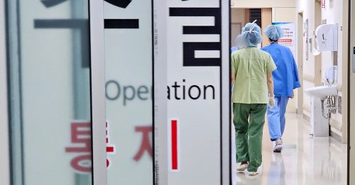 韩扩招1500名医科生 教授威胁10日休诊