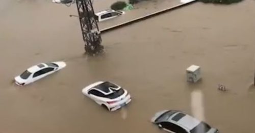 广东中山暴雨成灾 车辆被冲走 多区急停课