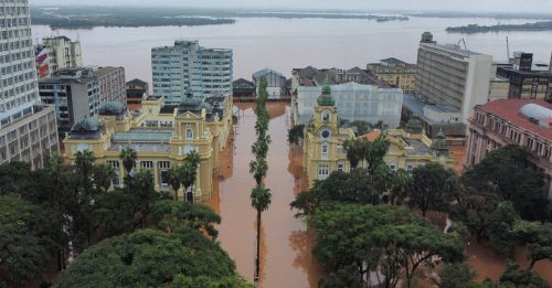 巴西南部暴雨55死74失踪 逾6.9万人流离失所