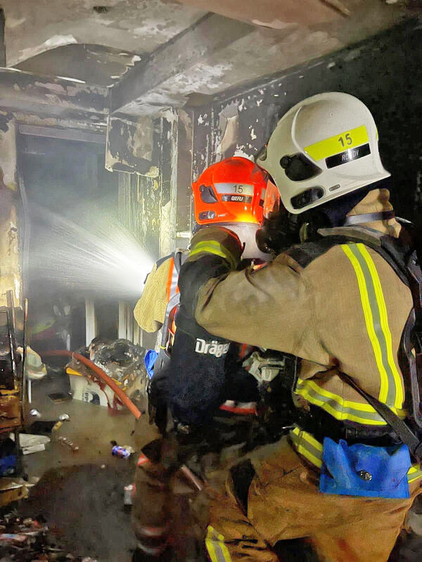 消防员破门入屋灭火。（民防部队提供）