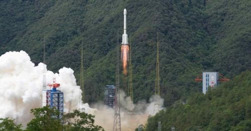 中国首颗中轨宽带通信卫星 成功发射！