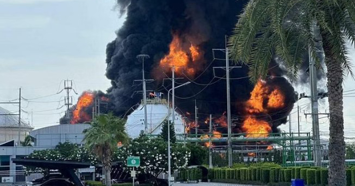 泰国罗勇府一个储油设施周四发生大火， 现场冒出滚滚浓烟。