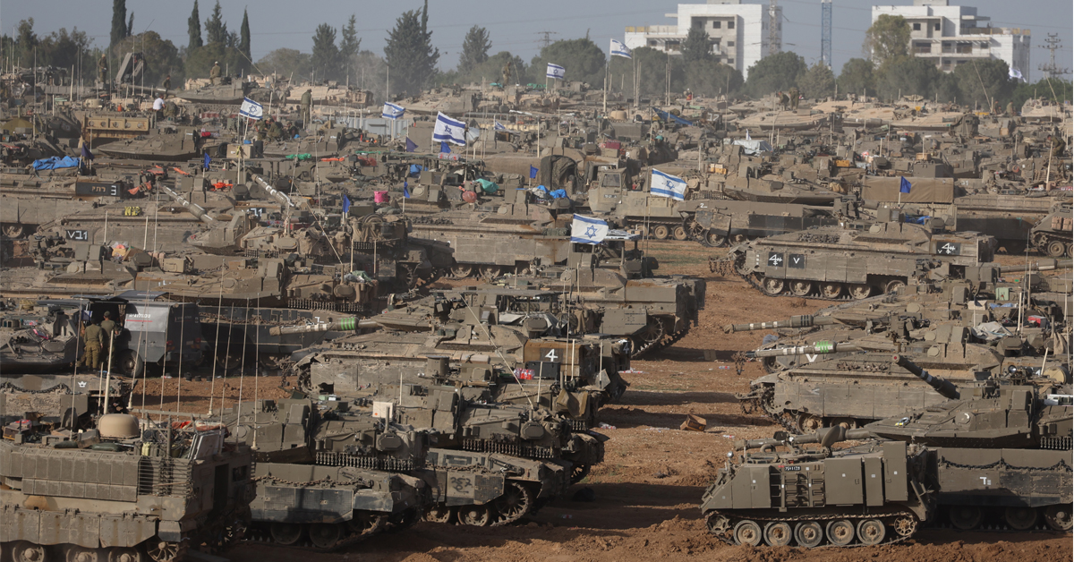 大批以色列坦克9日在南部靠近加萨边境的一处地点集结。（欧新社）