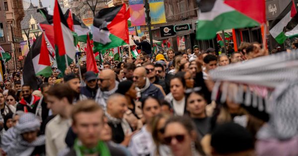 示威者周四在瑞典马尔默游行，抗议以色列选手晋级欧洲歌唱大赛决赛。（法新社）