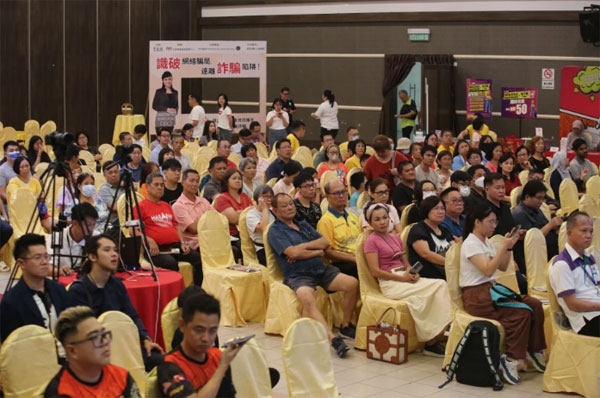 参与的民众细心聆听台上嘉宾分享。