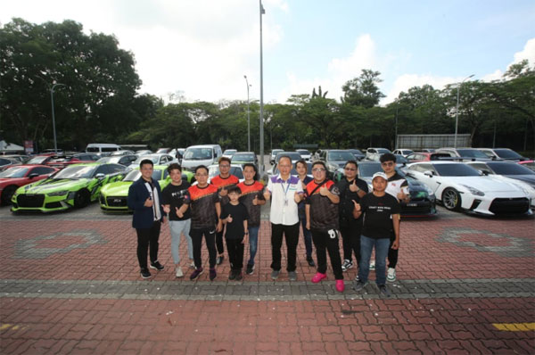 李光辉（前排右3）与南马超跑俱乐部成员交流。