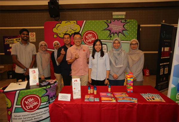 张念群（右3起）、黄勃扬与多媒体委员会负责人交流。