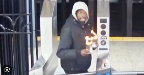 男地铁内 点易燃气体 丢向乘客后 着火
