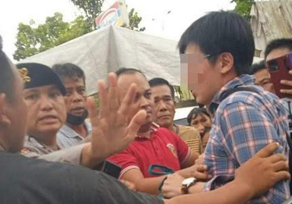 狮城男在峇淡岛被误会试图拐带小孩，险些被当地居民围殴。
