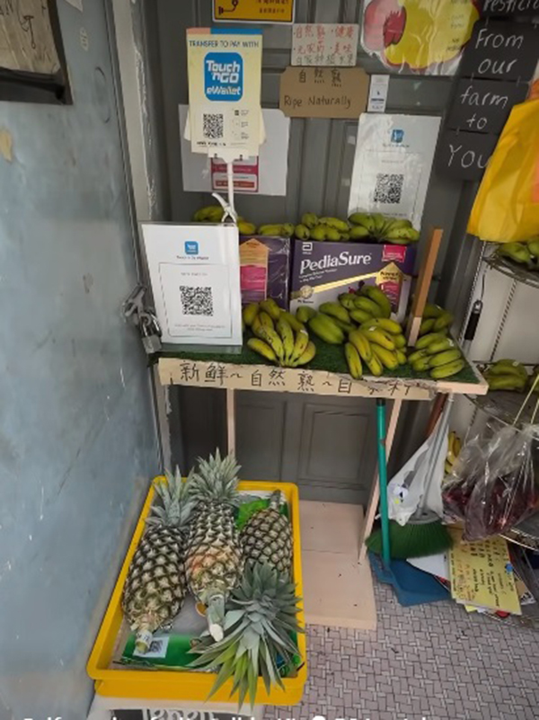 无人水果摊，客人可以自助购买水果。