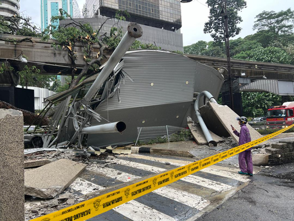 CR240507TCHZ01 吉隆坡苏丹伊斯迈路的凯煌酒店前的遮雨棚，被大树砸中后，直接坍塌。 CR240507TCHZ02 