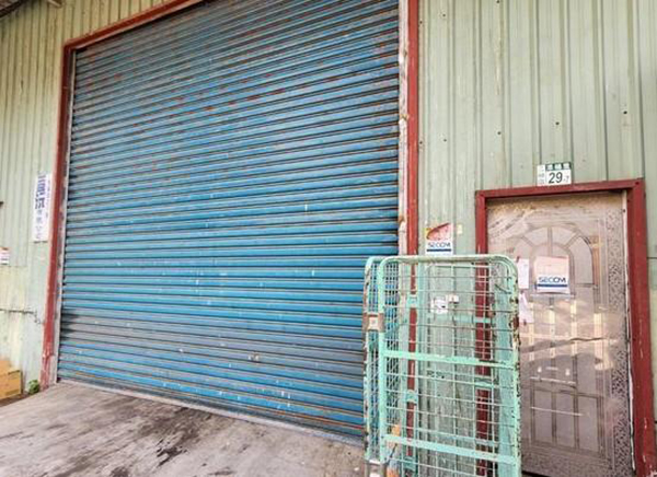 三峡警方到场仓库大门深锁 。
