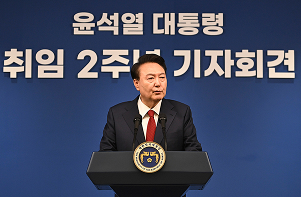 韩国总统尹锡悦，周四在记者会中发表讲话。（美联社）