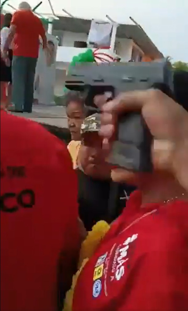 一把手枪指向卡布雷拉（左）的后脑。