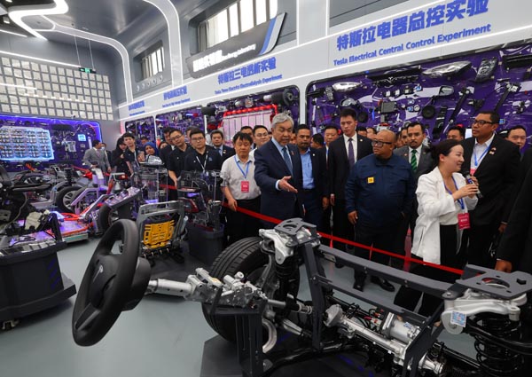 阿末扎希(中)在参观北方国际教育集团园区内的实验室时,亲自向工作人员了解电动车制造的过程和性能。