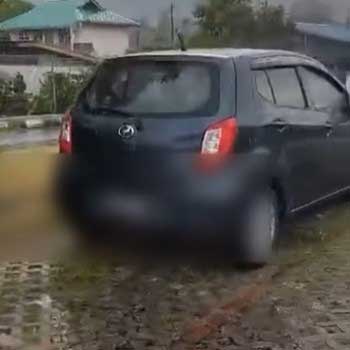 一对男女将车停在清真寺室外泊车场，趁着大雨在车上你侬我侬。
