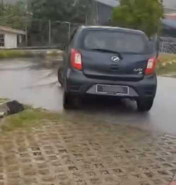 为免被拍到，男司机猛踩油门离开现场。
