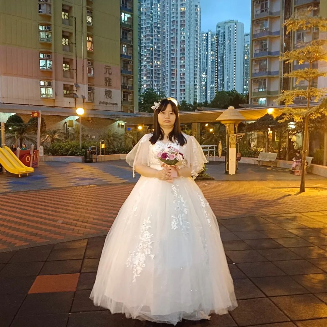 薛影仪的婚纱照在公园取景。
