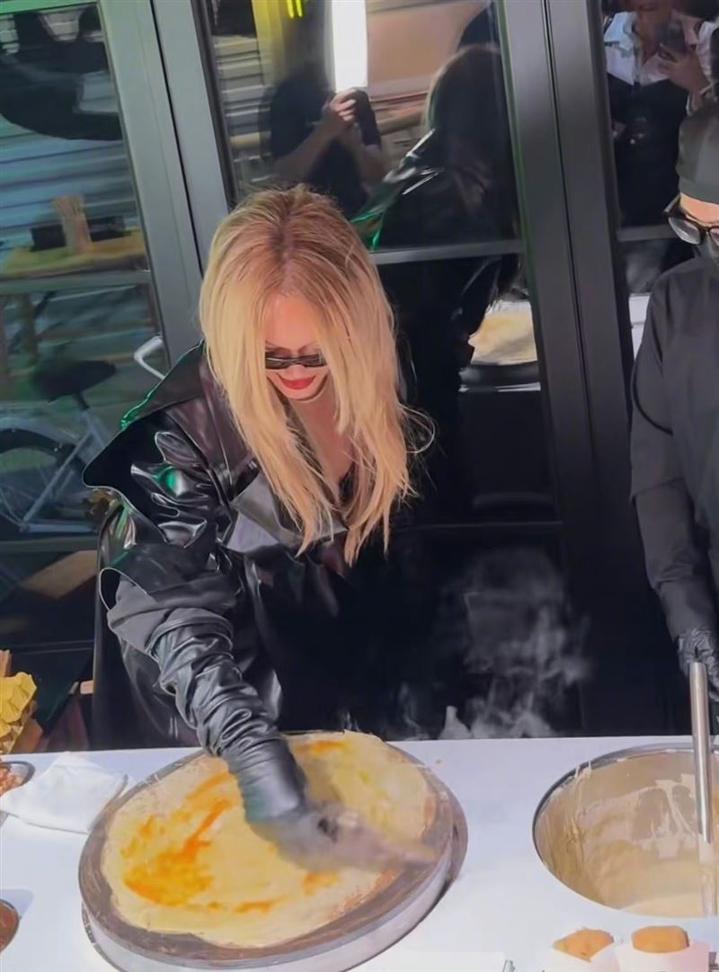 蕾哈娜在街边做煎饼果子。