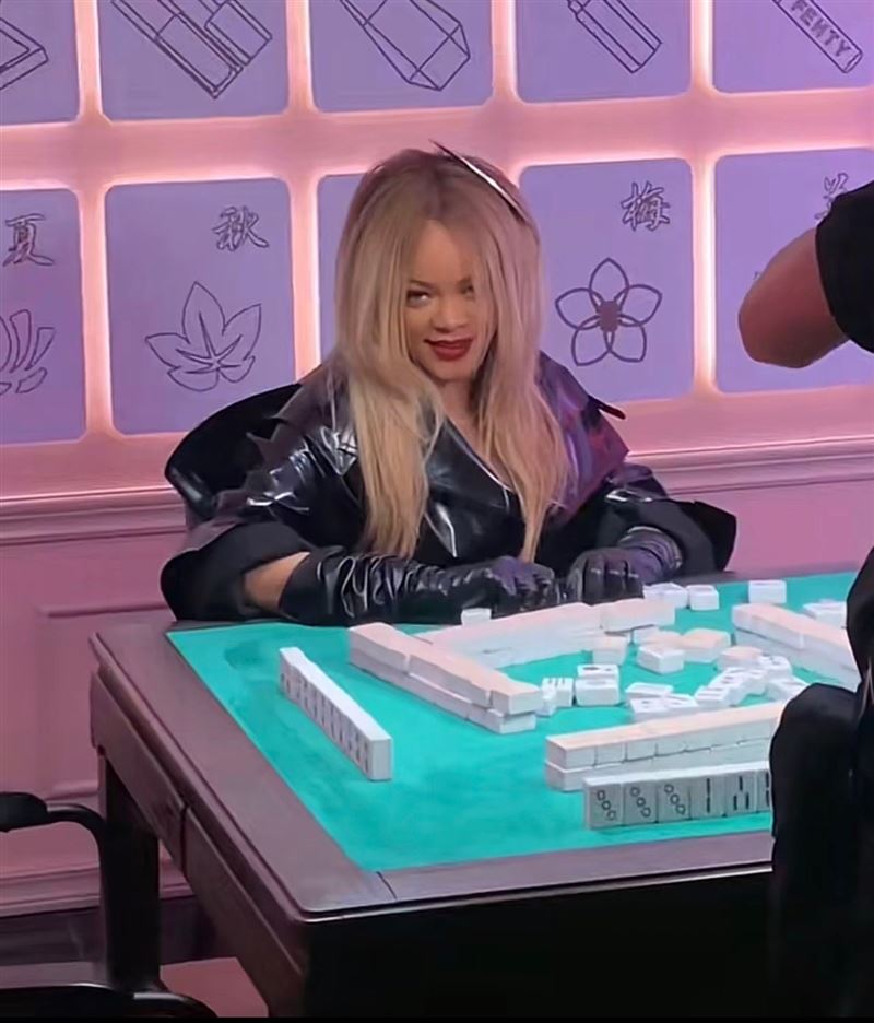 蕾哈娜体验打麻将。