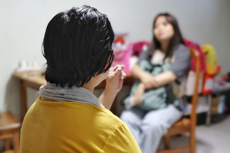 陈女士向记者讲述在发廊消费的经过。
