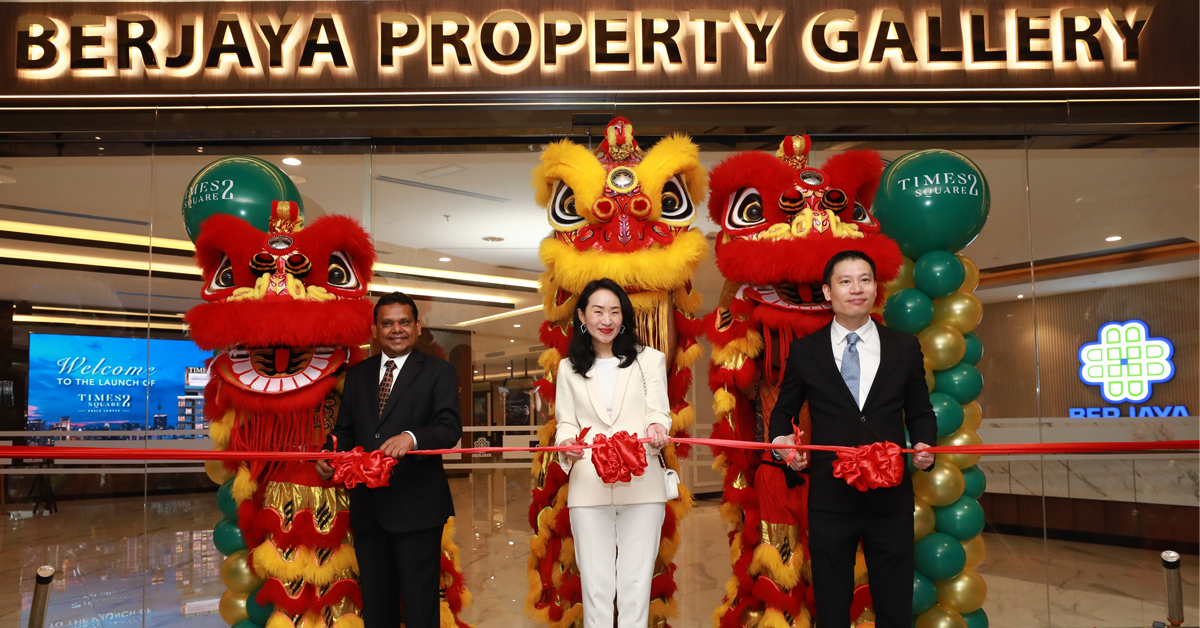 陈智铭（左起）、成功机构总执行长陈雪冰及赛益阿里为Times Square 2进行剪彩仪式。