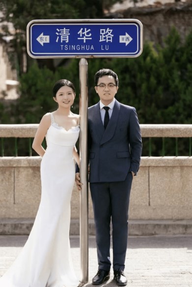 江梦南身穿一席洁白的婚纱，与爱人携手而立。