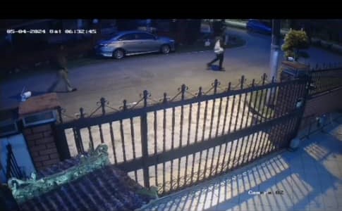 邻居的监控器画面显示，劫匪离开时背着一个背包和拿走事主女儿的新书包。