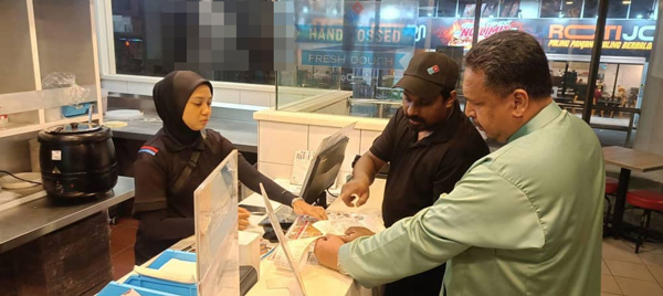 阿兹鲁（右）到披萨店了解情况。