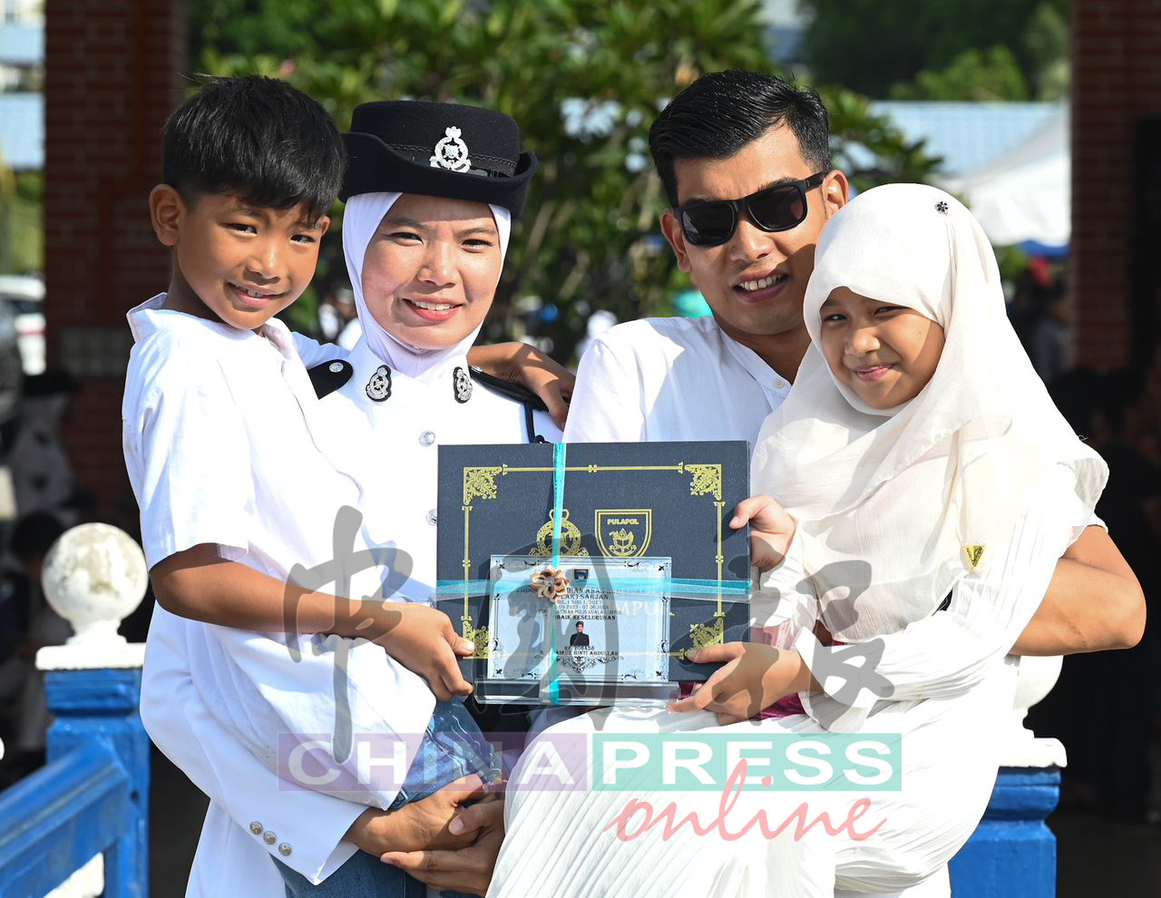 立志向警官父看齐 2孩母亲终如愿当“Madam”