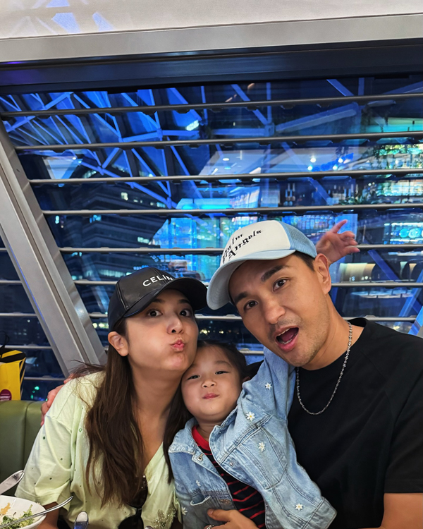 陈展鹏和单文柔甩下小猪比来马,被网友催趁此行造人。