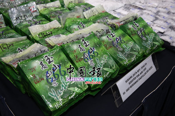 警方起获“高山茶”茶包装的冰毒。