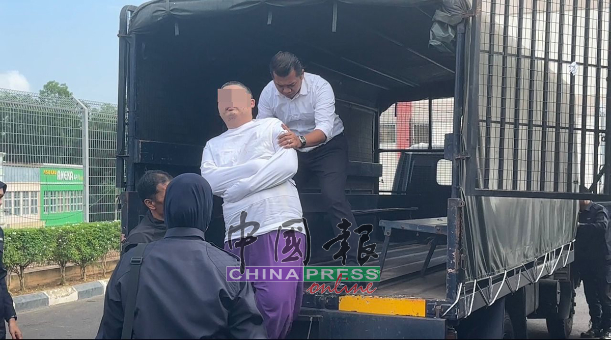 嫌犯（中）身穿特殊囚衣，带往法庭申请延扣。