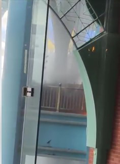 火场中有大大小小的天花板碎片,被烧毁后不断掉落地面,发出巨响。