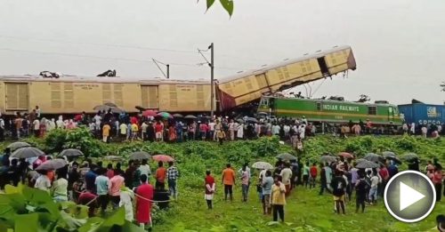 印度火车相撞后 车厢翘高高骑着