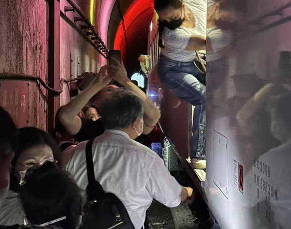 突发！台列车撞到落石 脱轨