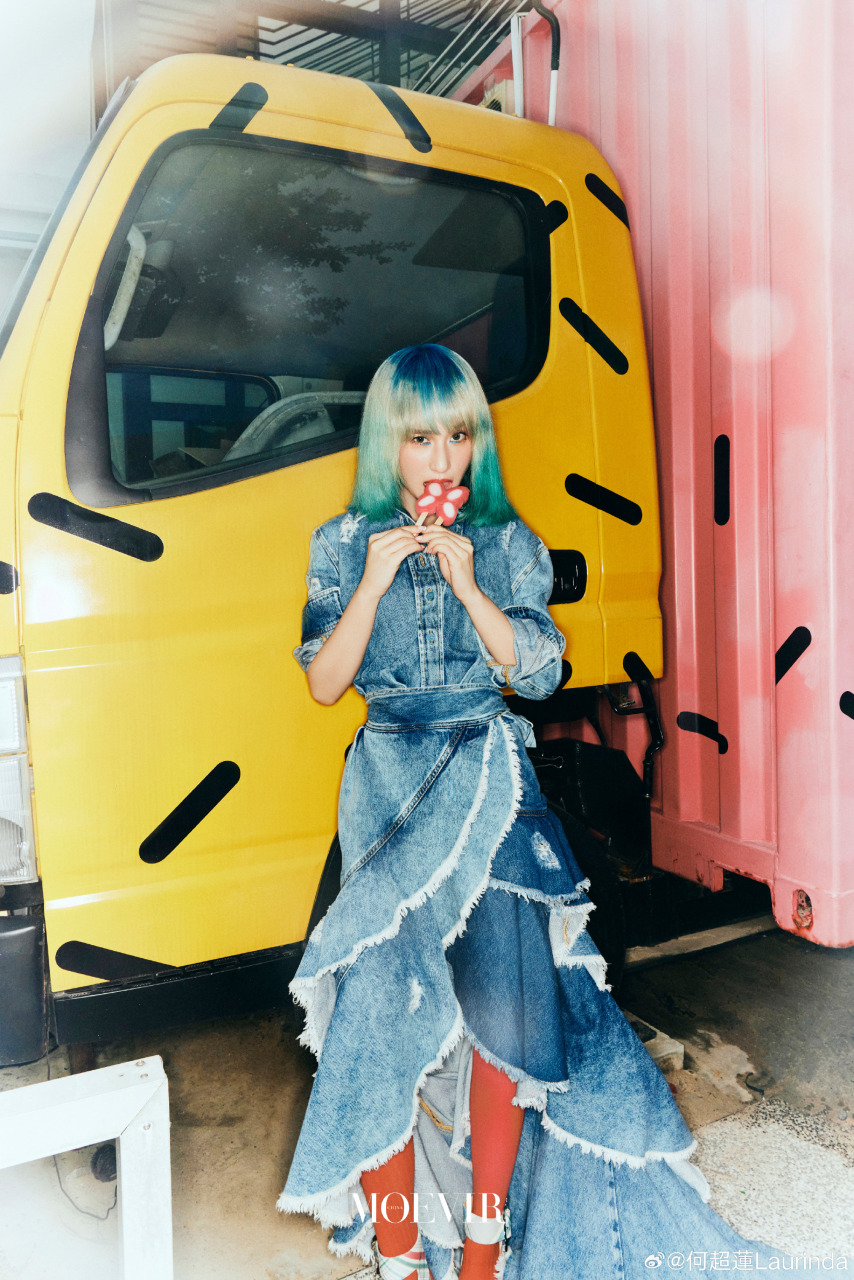 何超莲的一头蓝绿发十分抢眼。