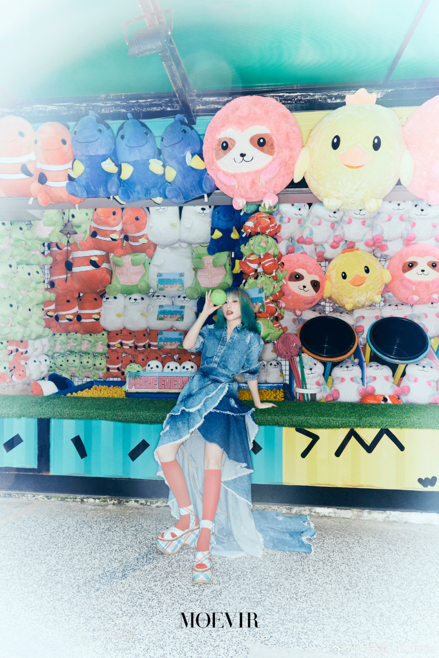 何超莲穿着不对称解构牛仔洋装。