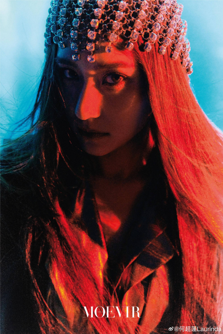 何超莲替《MOEVIR》拍摄大片。