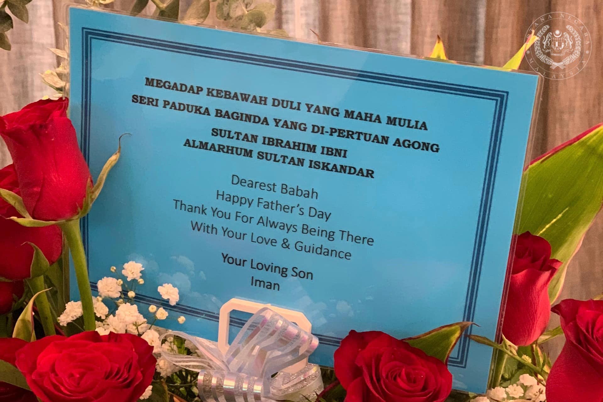 柔佛四王子东姑阿都拉曼也为父王送花，感谢陛下给予的父爱。