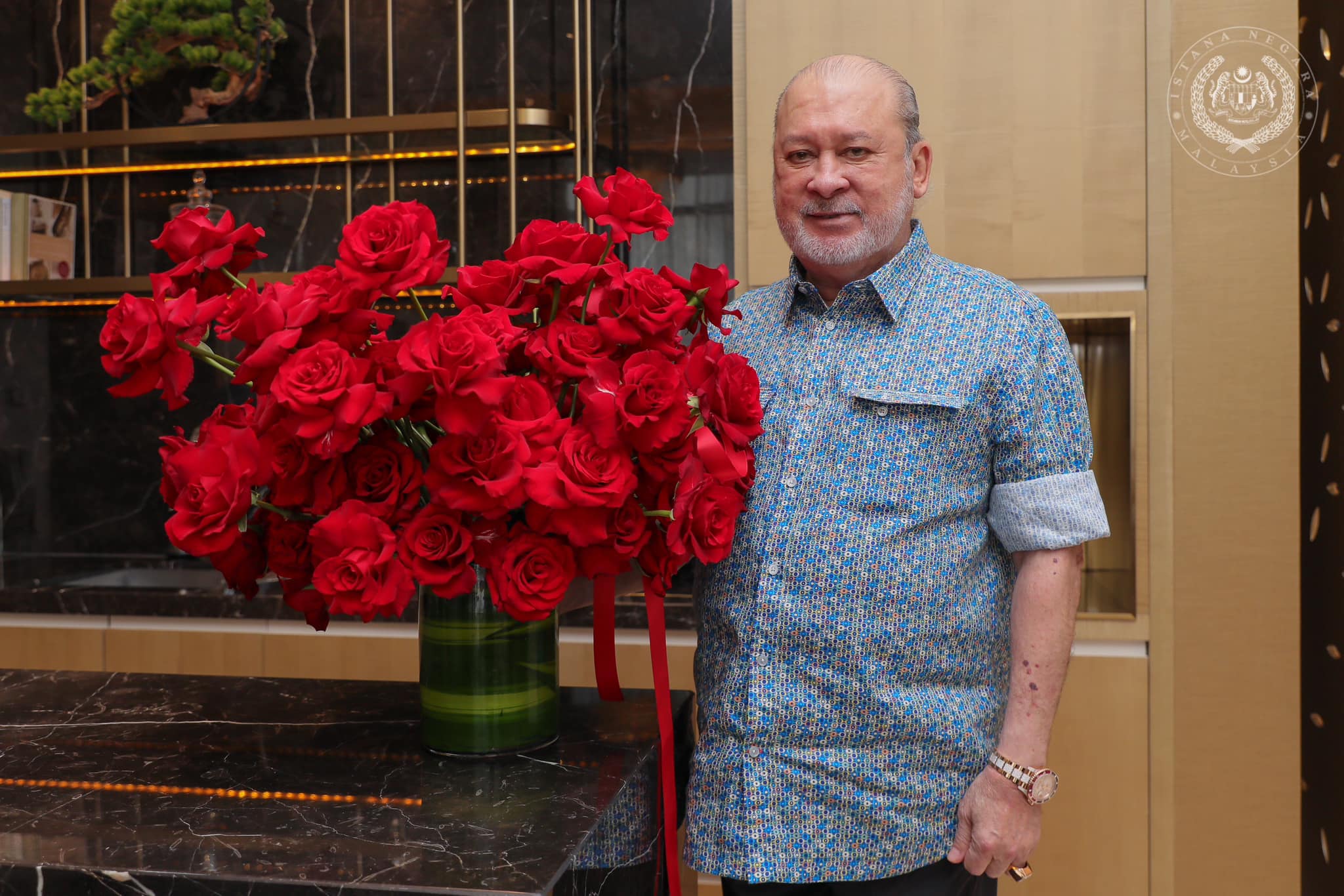 陛下获王储东姑依斯迈一家赠送花朵，满心欢喜。