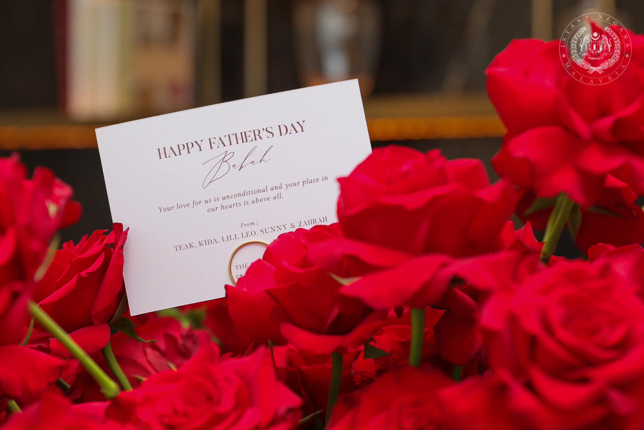 柔佛摄政王兼王储东姑依斯迈一家，以乳名为陛下赠送花朵。