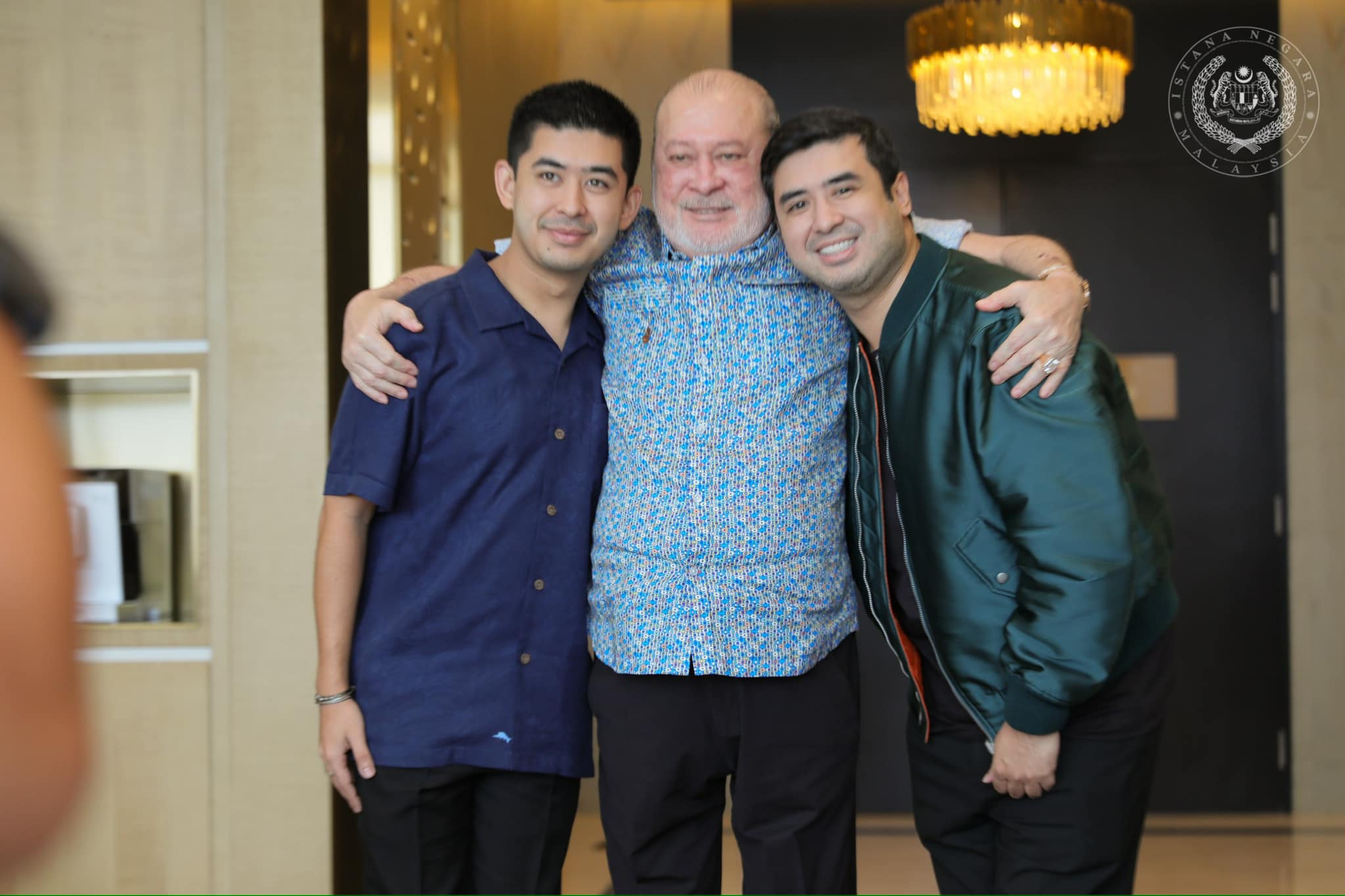 陛下（中）高兴得紧抱2名与他一起欢庆佳节的王儿。