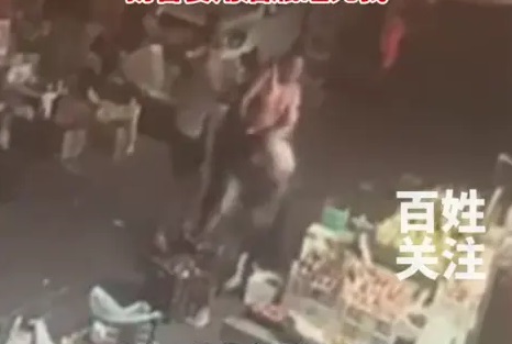 老板娘被撕头发，还遭脚踢、用手打脸。