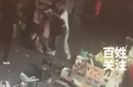 店外围着不少人，对着杨女士拳打脚踢。