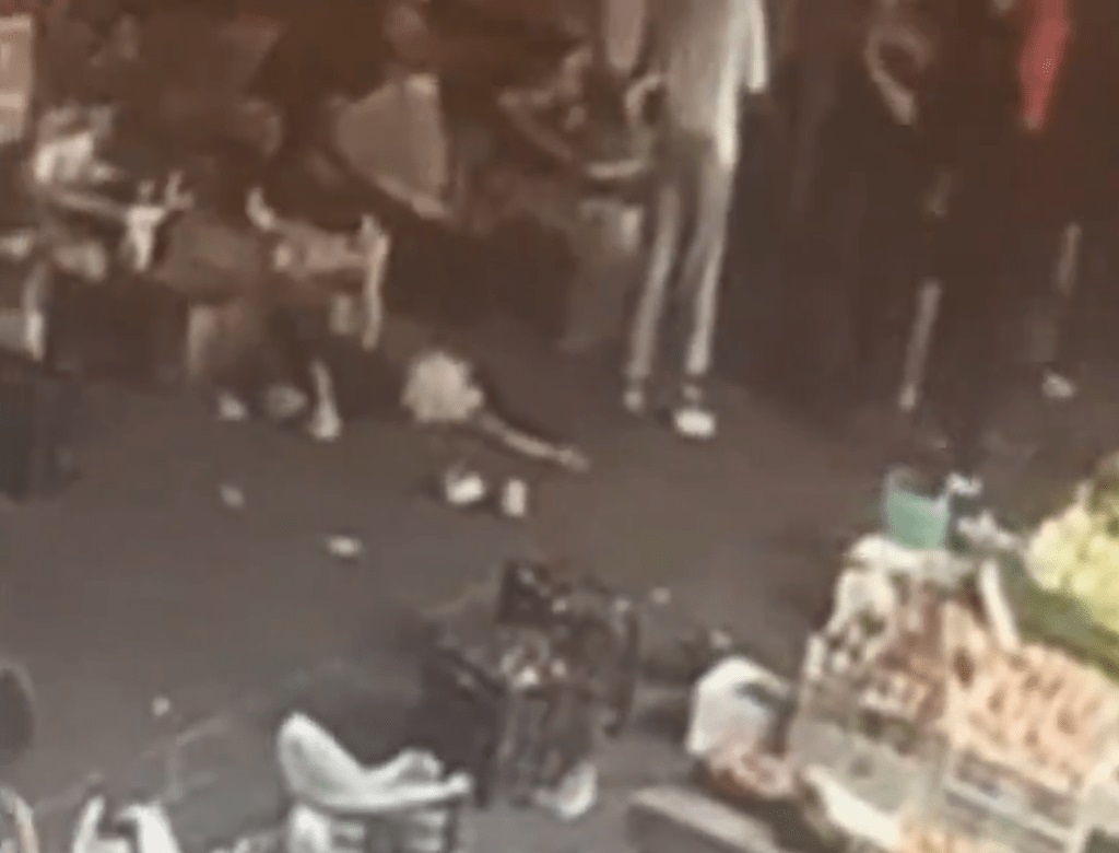 老板娘被打倒地。