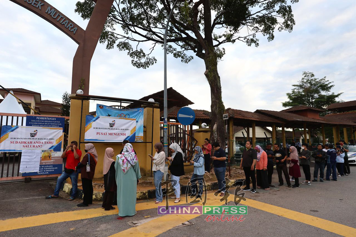 作为最大票仓的福喜园，位于珍珠城国中投票中心外，最早的选民于早上6时50分已到达，但随后就有越来越多选民陆续抵达。