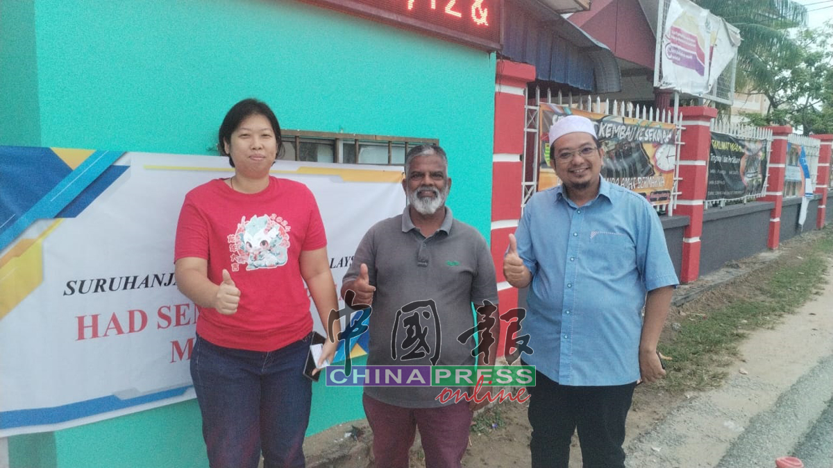 许彩慧（左起）、马尼马兰（59岁）、罗基曼沙等三大种族，起个清早，在双溪峇甲区投票中心外，准备投下神圣的一票。