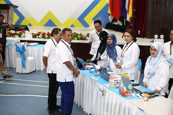 南兰哈伦(左)抵达计票中心。